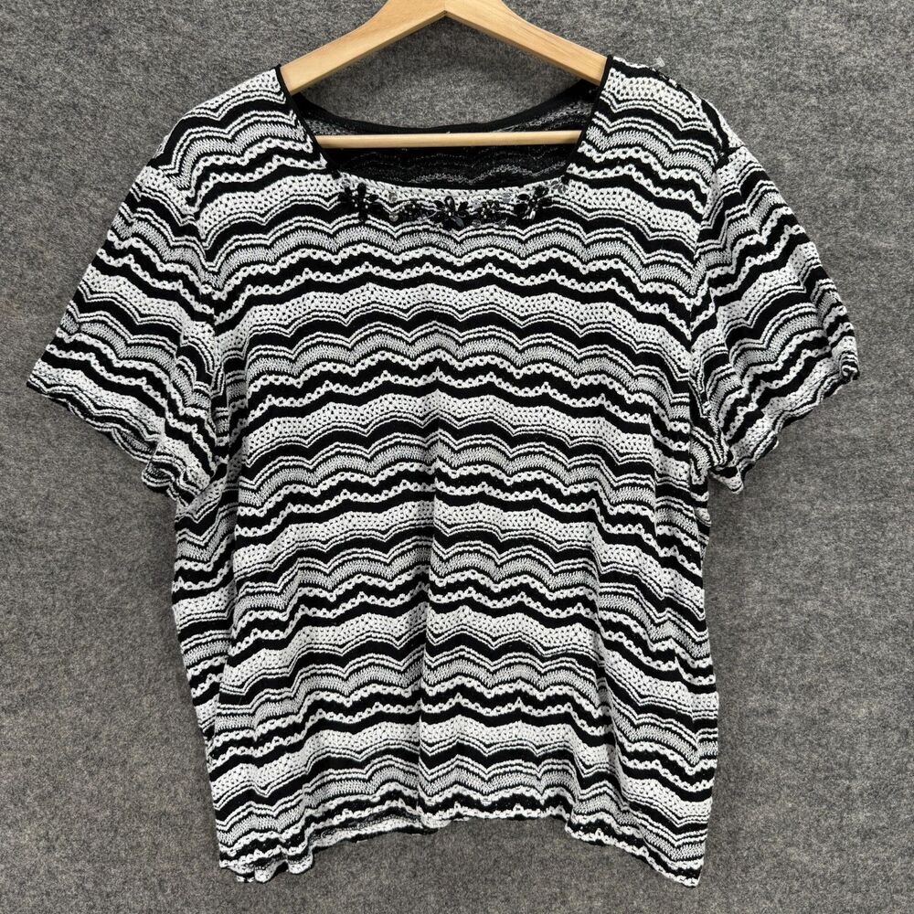 Unbranded T-Shirt Women M Medium Black Striped SHort Sleeve Round Neck Casual